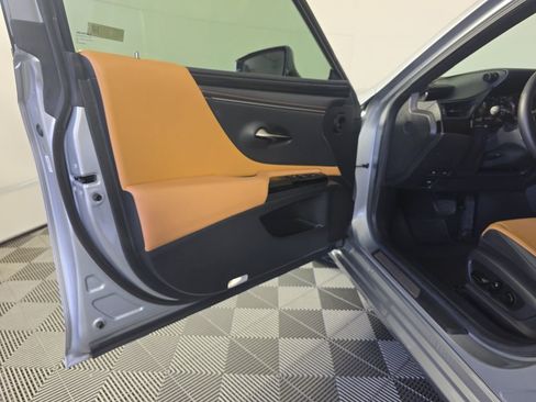 Used 2025 Lexus ES 350 w/ Accessory Package (Z2) image 17