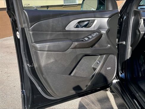 Used 2023 Chevrolet Traverse LT w/ LT Premium Package AWD/4WD image 9