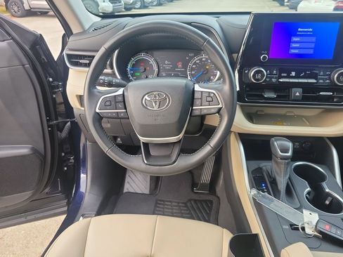 Certified 2023 Toyota Highlander XLE image 27