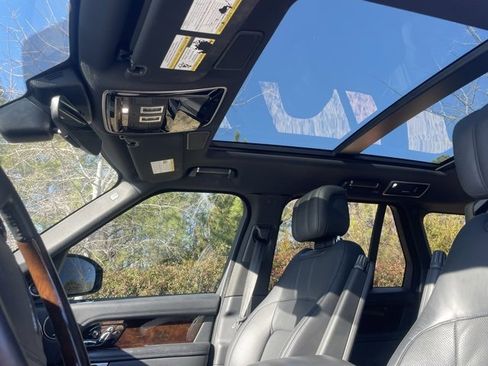 Used 2020 Land Rover Range Rover HSE image 3