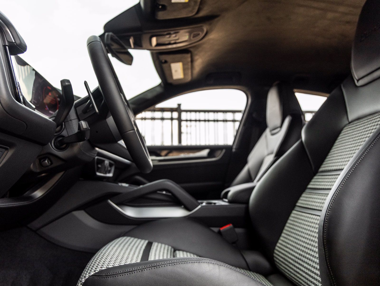 Certified 2025 Porsche Cayenne Turbo AWD/4WD image 23