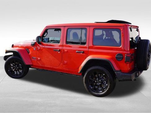 Certified 2025 Jeep Wrangler Unlimited Sahara w/ Safety Group image 9