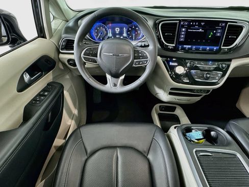 Used 2024 Chrysler Pacifica Touring-L FWD image 21
