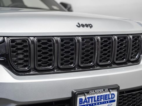 Used 2024 Jeep Grand Cherokee Altitude image 13