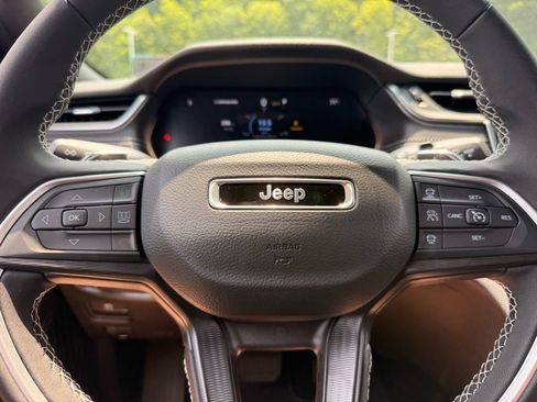 Used 2025 Jeep Grand Cherokee L Laredo RWD image 12