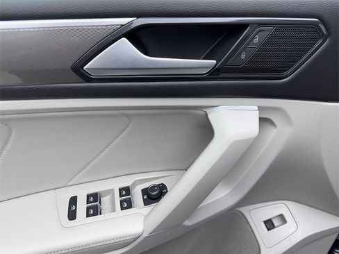 Used 2024 Volkswagen Tiguan SE R-Line image 31