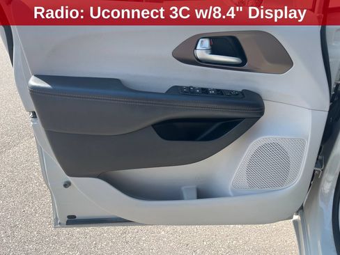 Used 2017 Chrysler Pacifica Touring-L w/ Tire & Wheel Group FWD image 12