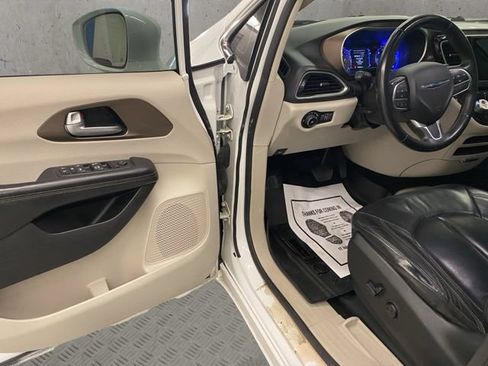 Used 2017 Chrysler Pacifica Touring-L FWD image 18