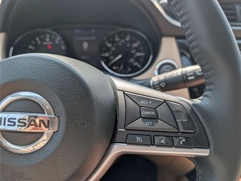Used 2018 Nissan Rogue SV AWD/4WD image 23