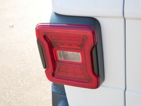 Used 2024 Jeep Wrangler Unlimited Rubicon image 17