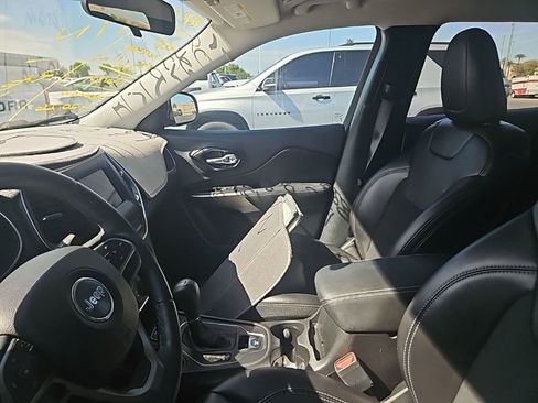 Used 2019 Jeep Cherokee Latitude Plus FWD image 5