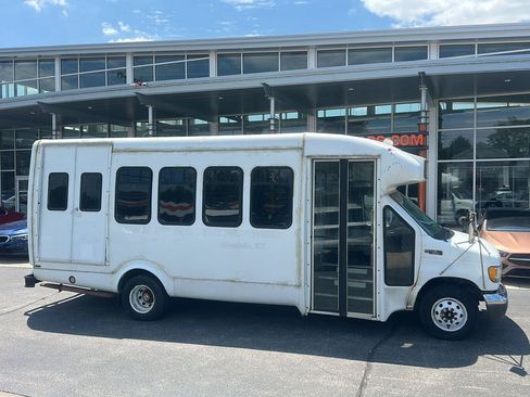 Used 2003 Ford E-450 and Econoline 450 RWD image 2