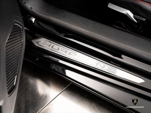 Used 2021 Lamborghini Huracan EVO RWD image 21