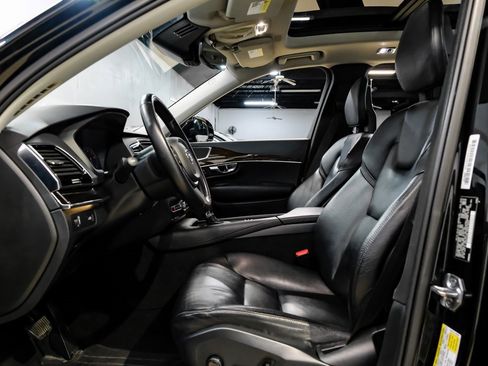 Used 2017 Volvo XC90 T6 Momentum w/ Vision Package image 4