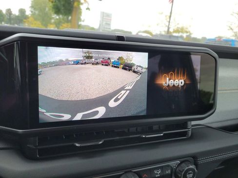 Used 2024 Jeep Wrangler Unlimited Sahara AWD/4WD image 11