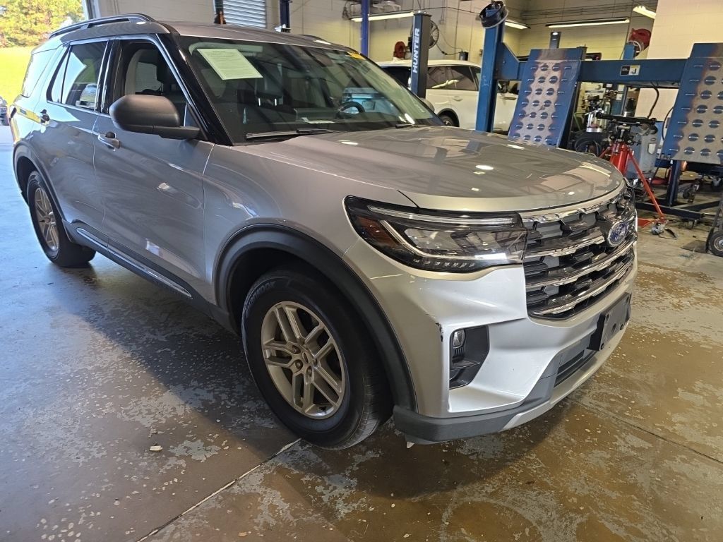 Used 2025 Ford Explorer Active w/ Active Comfort Package RWD image 11