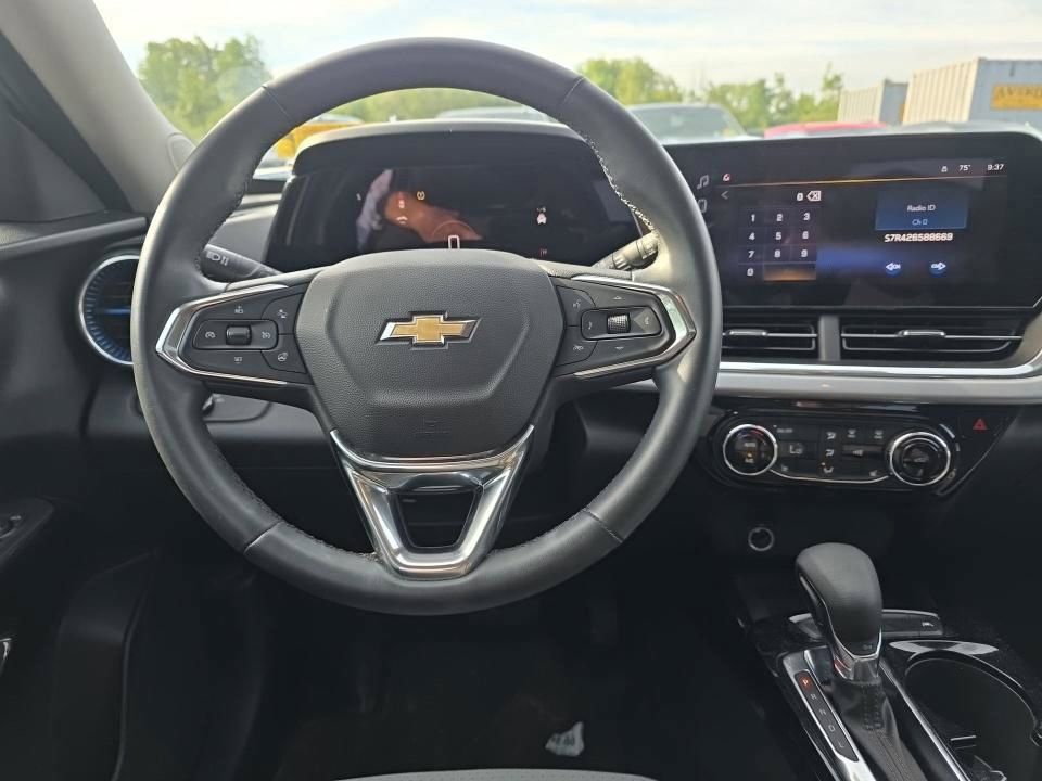 Used 2024 Chevrolet Trax LT w/ Sunroof Package FWD image 14