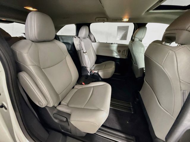 Used 2025 Toyota Sienna XLE FWD image 27