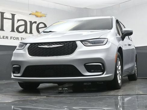 Used 2023 Chrysler Pacifica Touring-L FWD image 57