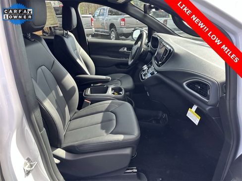 Used 2025 Chrysler Pacifica Select image 12