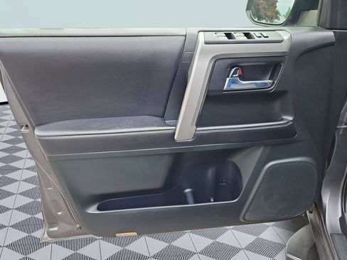 Used 2016 Toyota 4Runner SR5 AWD/4WD image 10