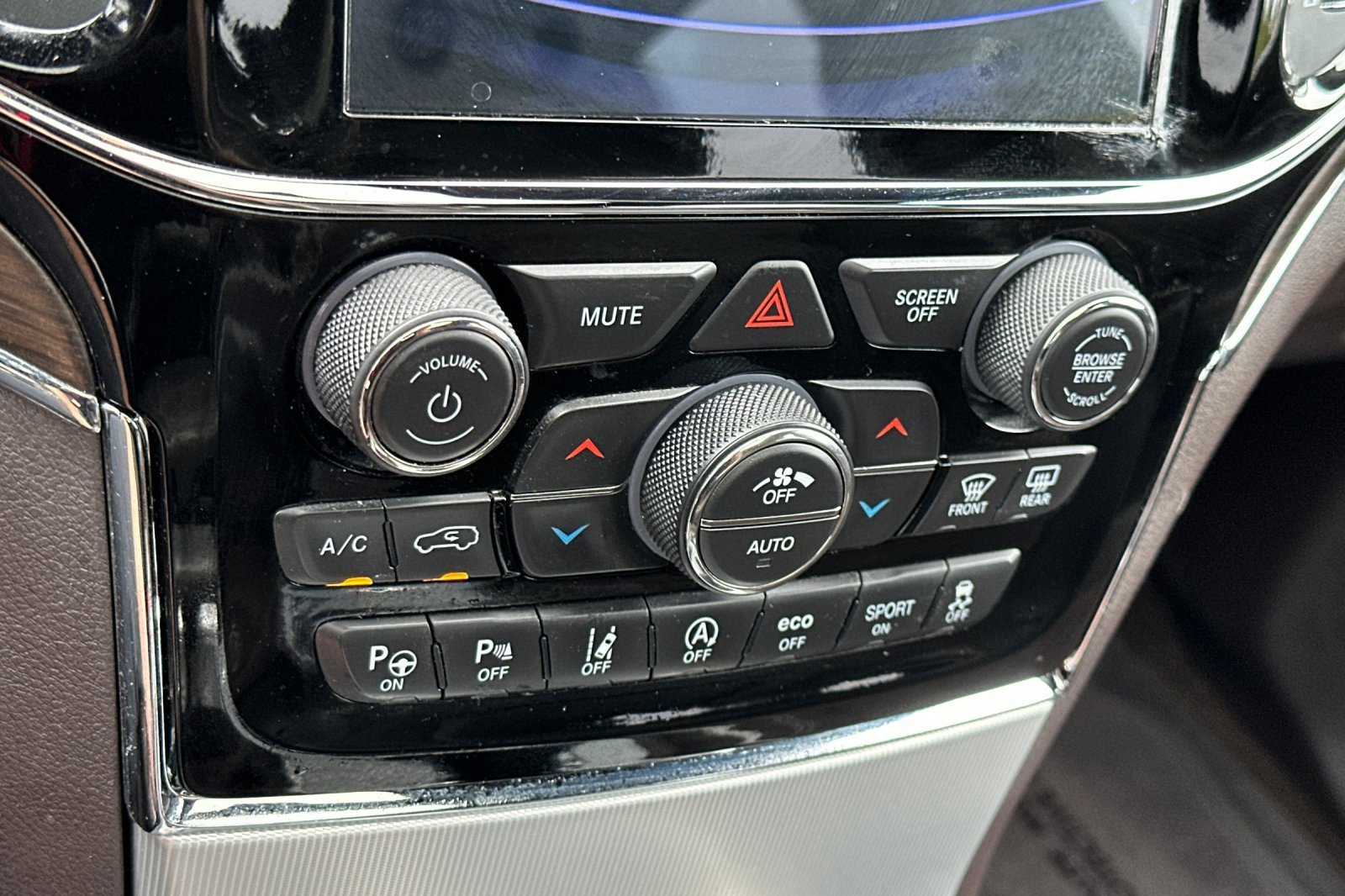 Used 2019 Jeep Grand Cherokee Overland AWD/4WD image 24