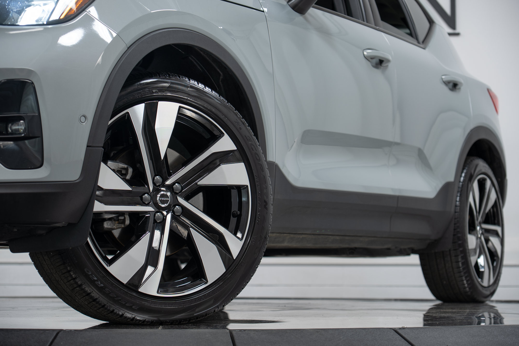 Certified 2025 Volvo XC40 B5 Plus AWD/4WD image 27