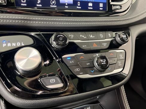 Used 2024 Chrysler Pacifica Limited w/ S Appearance Package FWD image 31