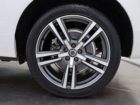 Used 2018 Volvo XC60 T6 Momentum w/ Vision Package image 42