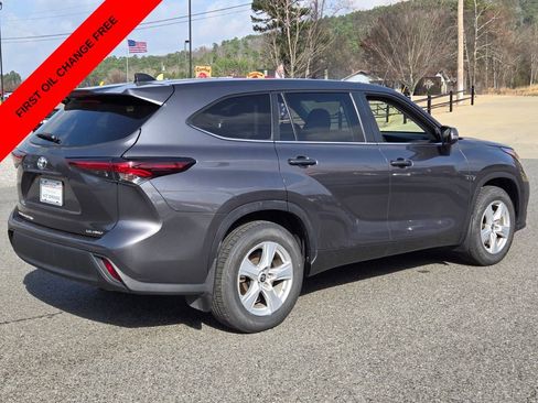 Used 2024 Toyota Highlander LE AWD/4WD image 5