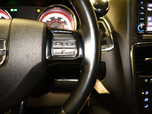 Used 2019 Dodge Grand Caravan SXT image 12