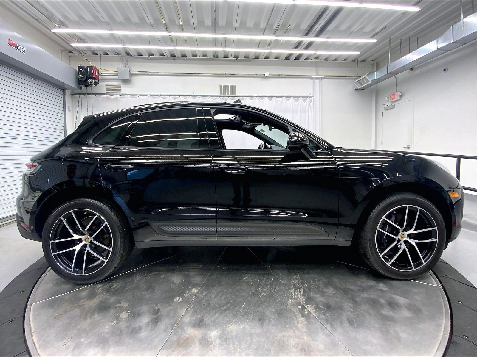 Certified 2023 Porsche Macan AWD/4WD image 8