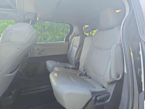 Used 2023 Toyota Sienna XLE FWD image 13