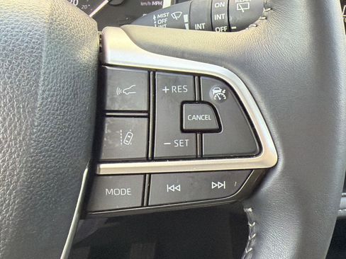 Used 2025 Toyota Highlander LE image 27