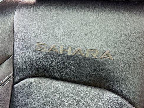 Used 2023 Jeep Wrangler Unlimited Sahara AWD/4WD image 17