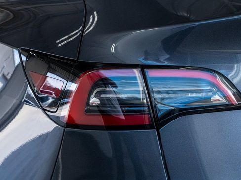 Used 2022 Tesla Model Y Long Range image 23