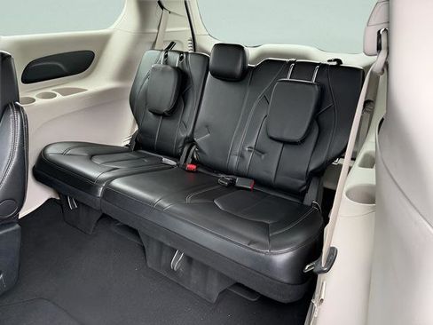 Used 2024 Chrysler Pacifica Touring-L FWD image 7