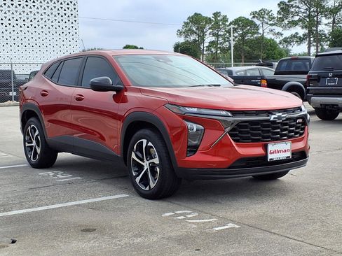 Used 2024 Chevrolet Trax RS w/ Sunroof Package FWD image 2