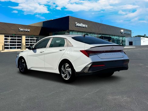 New 2025 Hyundai Elantra SEL FWD image 5