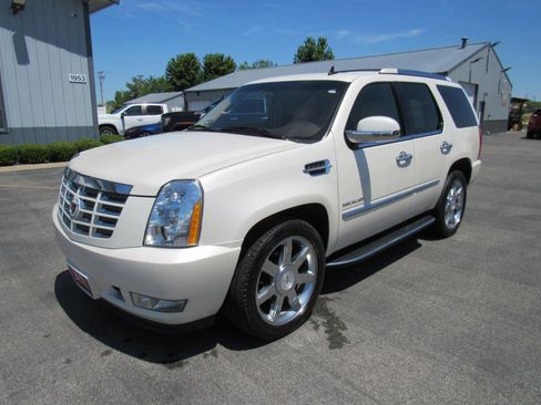 Used 2010 Cadillac Escalade Luxury AWD/4WD image 1