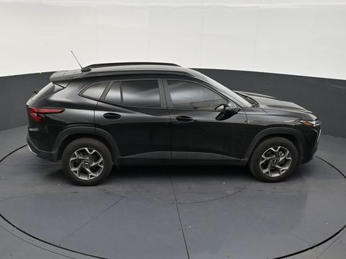 Used 2025 Chevrolet Trax LT FWD image 17