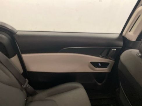 Used 2023 Kia Carnival LX FWD image 22