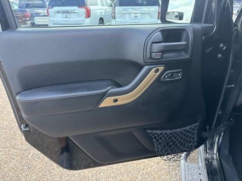 Used 2014 Jeep Wrangler Unlimited Sahara image 22