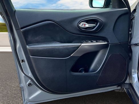 Used 2019 Jeep Cherokee Latitude Plus w/ Cold Weather Group image 12