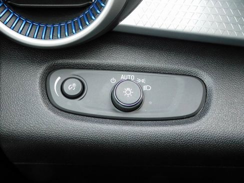 Used 2025 Chevrolet Trax LS image 26