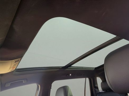 Used 2021 Volkswagen Tiguan SE R-Line image 25