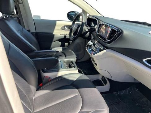 Used 2024 Chrysler Pacifica Touring-L FWD image 20
