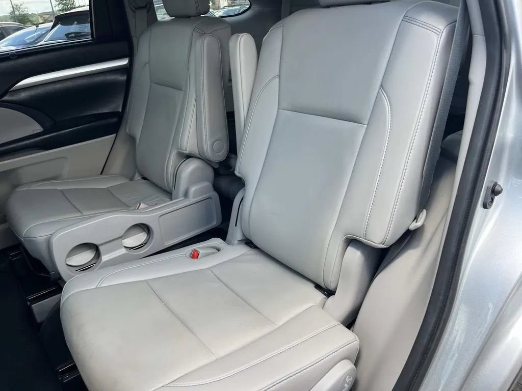Used 2019 Toyota Highlander XLE AWD/4WD image 22
