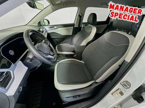 Used 2025 Volkswagen Taos SE FWD image 12