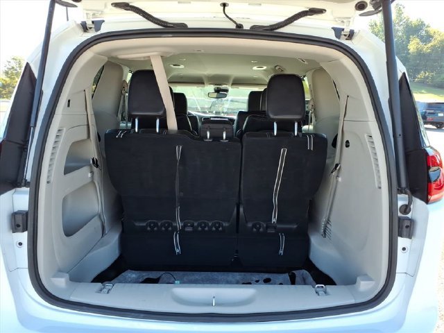 Used 2024 Chrysler Pacifica Touring-L FWD image 8
